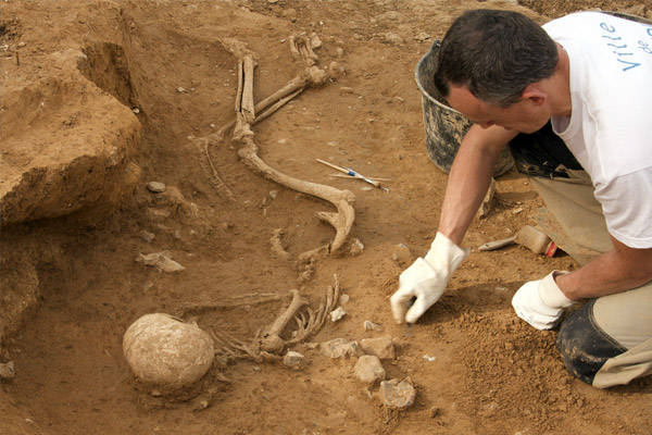 atelier-anthropologue-neandertal_600x400 atelier scolaire tir propulseur parures Neandertal corrèze lot