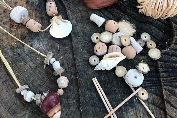 atelier-parure-prehistoire_600x400 atelier scolaire préhistoire parures Neandertal corrèze lot